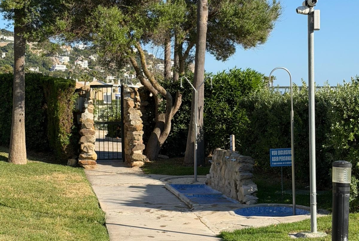 Exclusivo apartamento en planta baja con acceso directo a la playa en Atlanterra