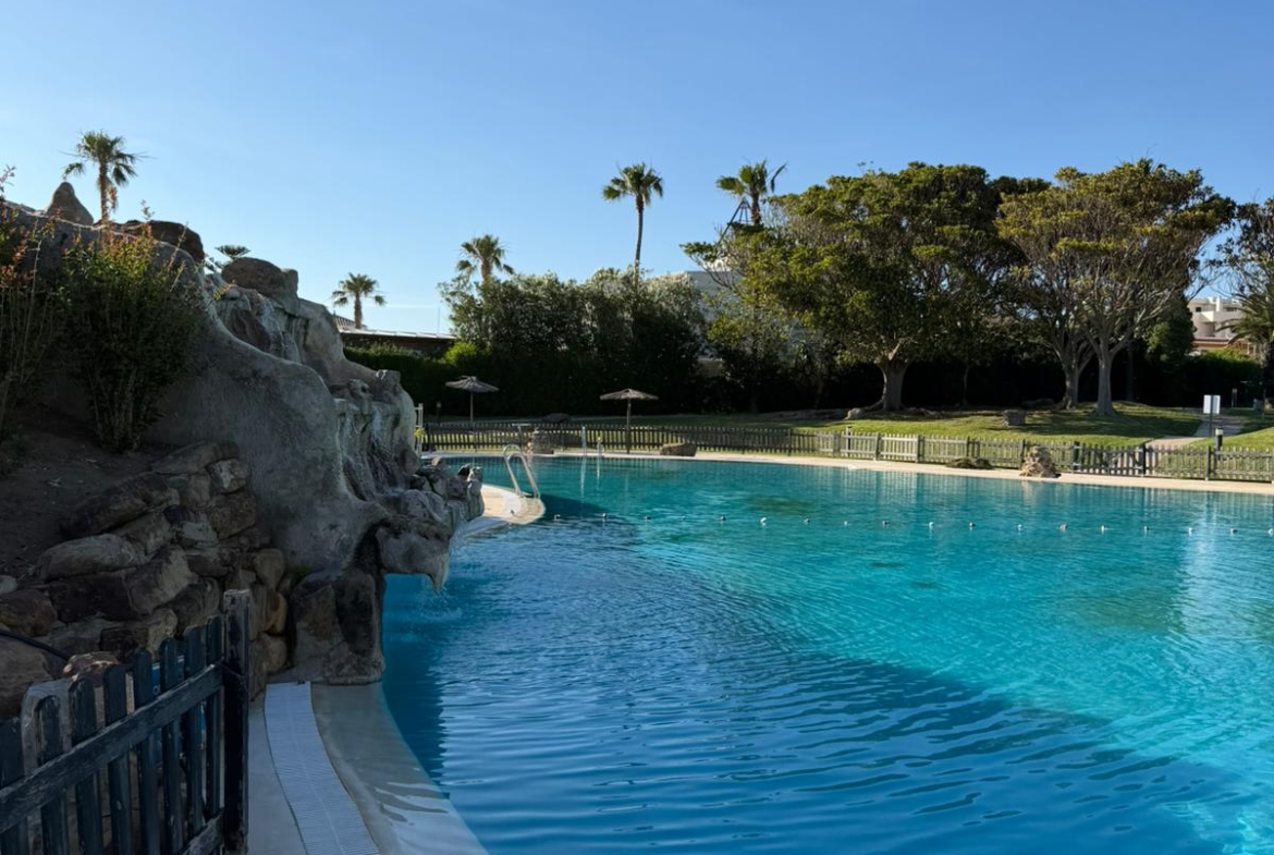 Exclusivo apartamento en planta baja con acceso directo a la playa en Atlanterra