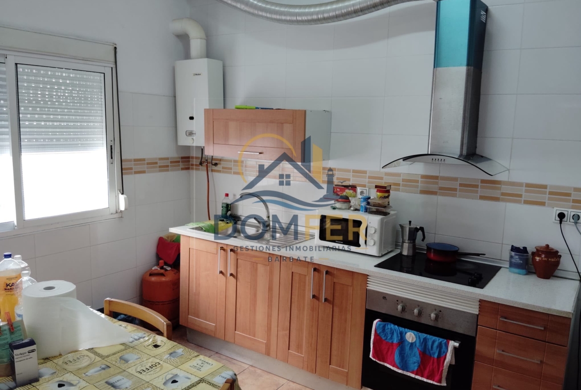 Casa de 3 Dormitorios con Buhardilla y Terraza Privada en el Centro de Barbate