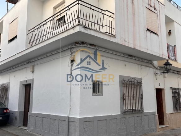 Casa de 3 Dormitorios con Buhardilla y Terraza Privada en el Centro de Barbate