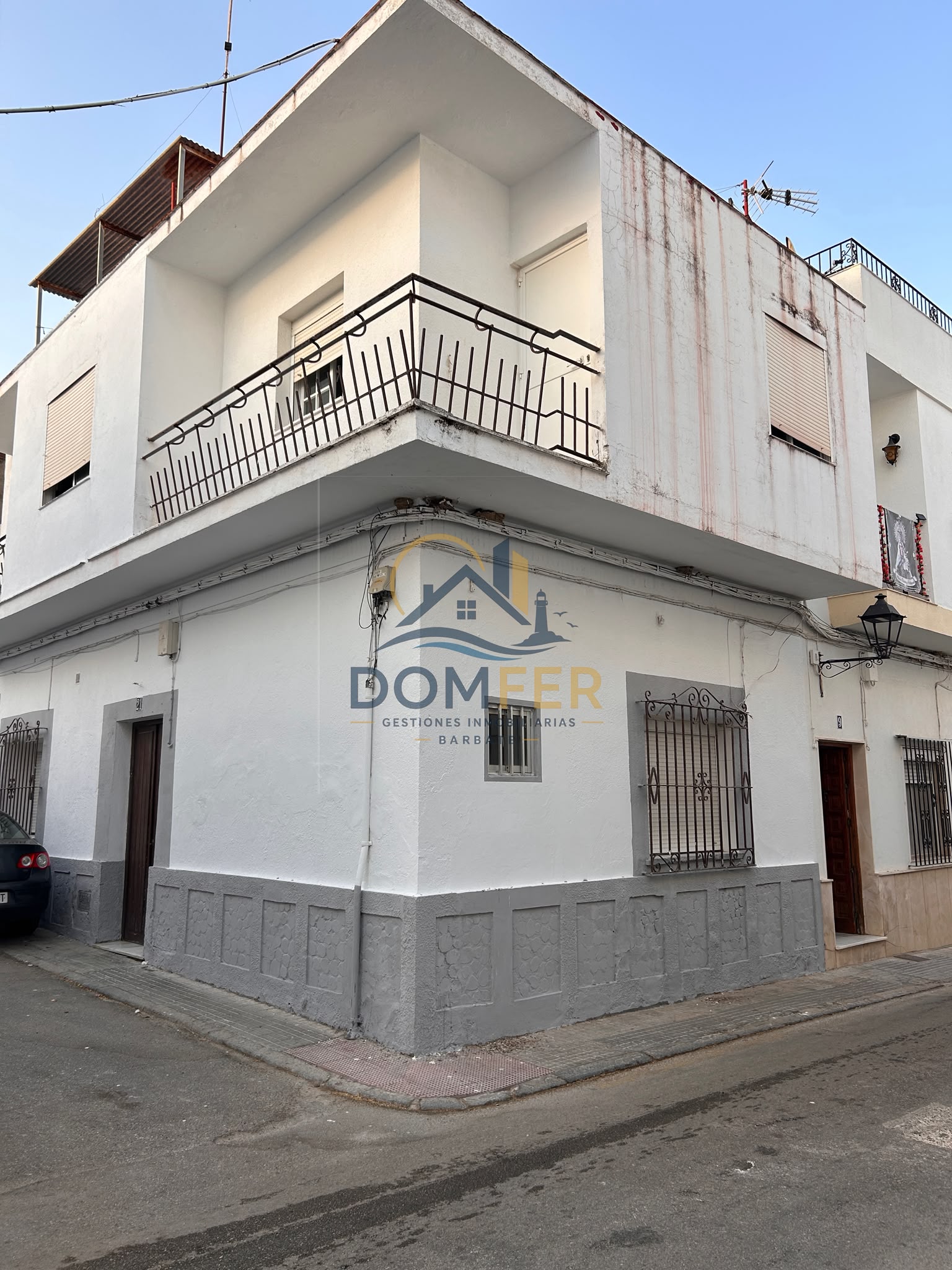 Casa de 3 Dormitorios con Buhardilla y Terraza Privada en el Centro de Barbate