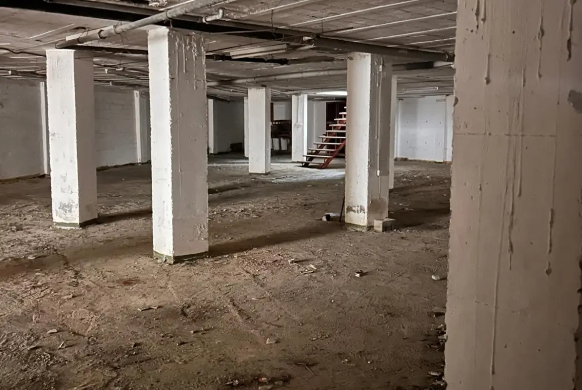 Gran Local Comercial de 900 m² en Avenida de la Constitución, Barbate – Ubicación Premium