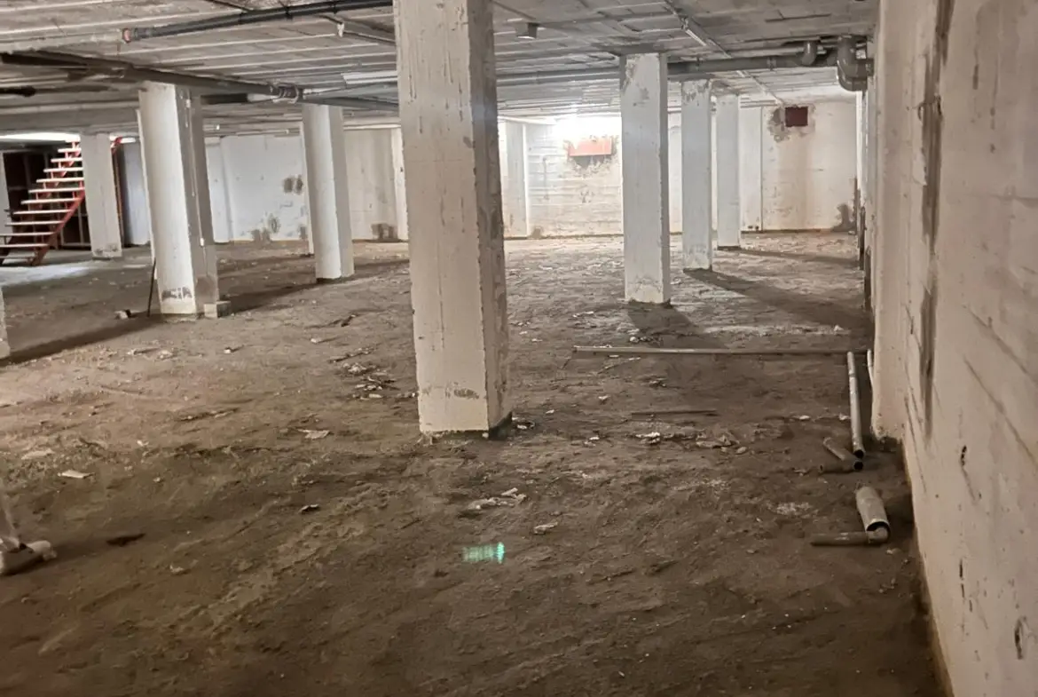 Gran Local Comercial de 900 m² en Avenida de la Constitución, Barbate – Ubicación Premium