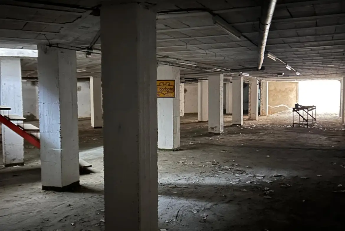 Gran Local Comercial de 900 m² en Avenida de la Constitución, Barbate – Ubicación Premium