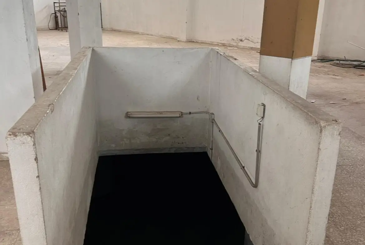Gran Local Comercial de 900 m² en Avenida de la Constitución, Barbate – Ubicación Premium