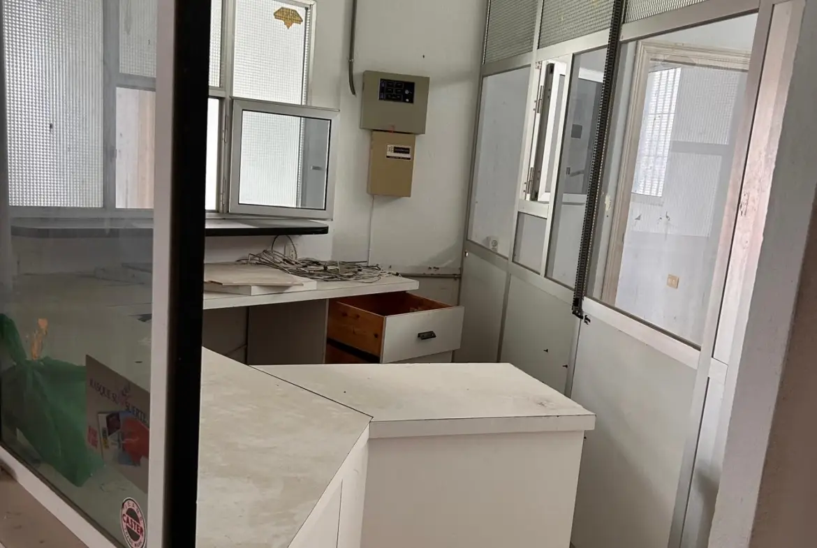 Gran Local Comercial de 900 m² en Avenida de la Constitución, Barbate – Ubicación Premium