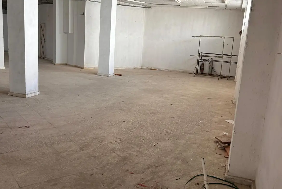 Gran Local Comercial de 900 m² en Avenida de la Constitución, Barbate – Ubicación Premium