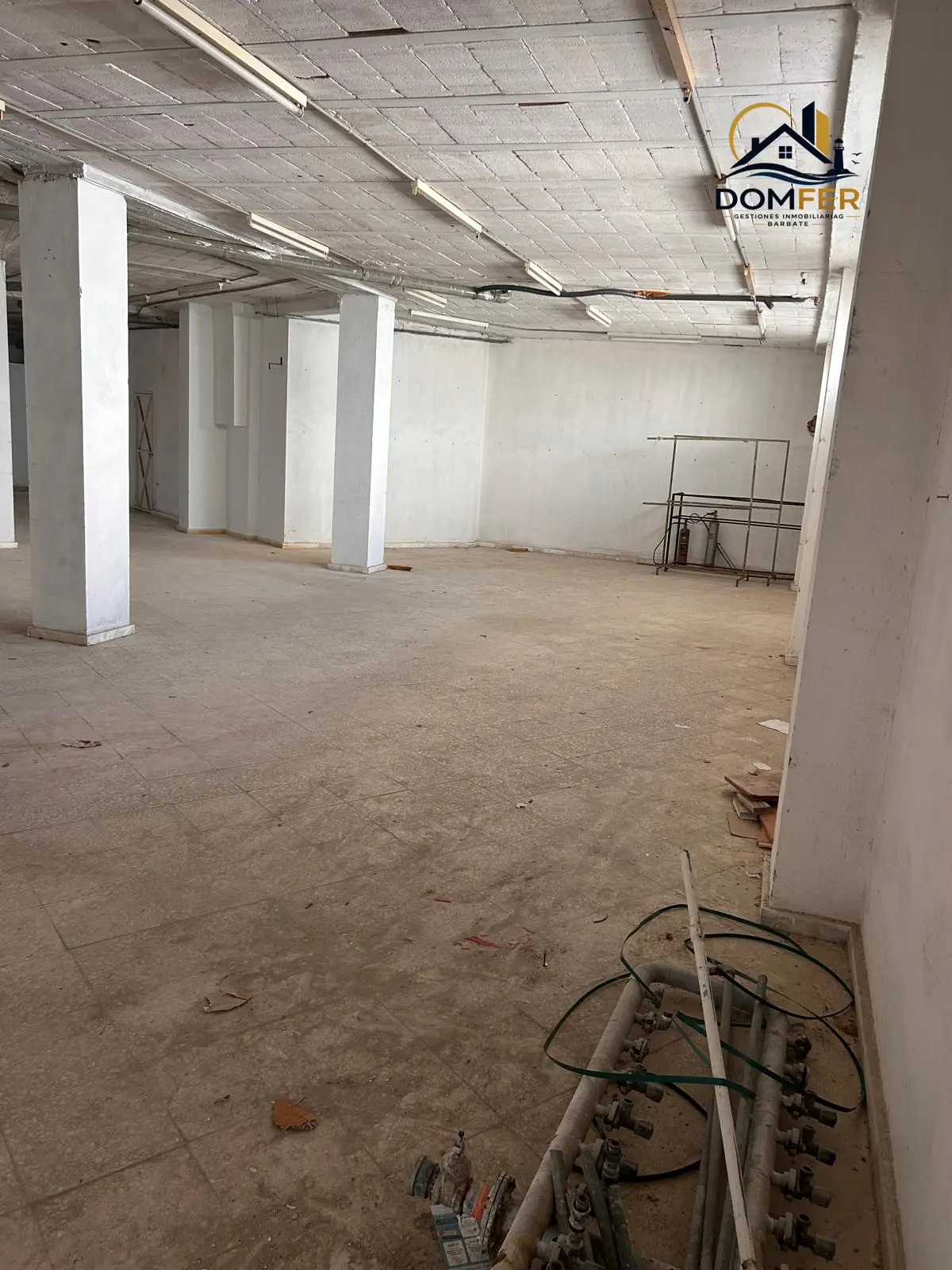 Local en Barbate avenida de la constitución9 Gran Local Comercial de 900 m² en Avenida de la Constitución, Barbate – Ubicación Premium