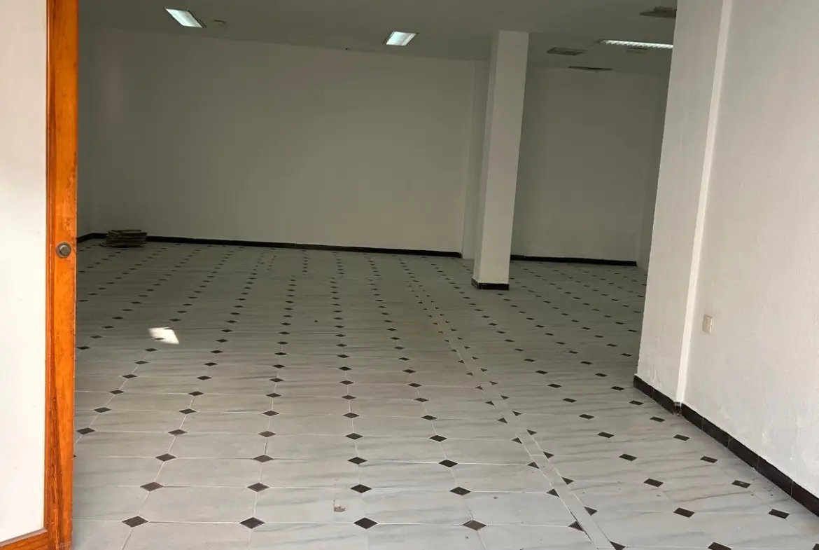 Local comercial de 90 m² en venta en Barbate – Listo con luz y agua