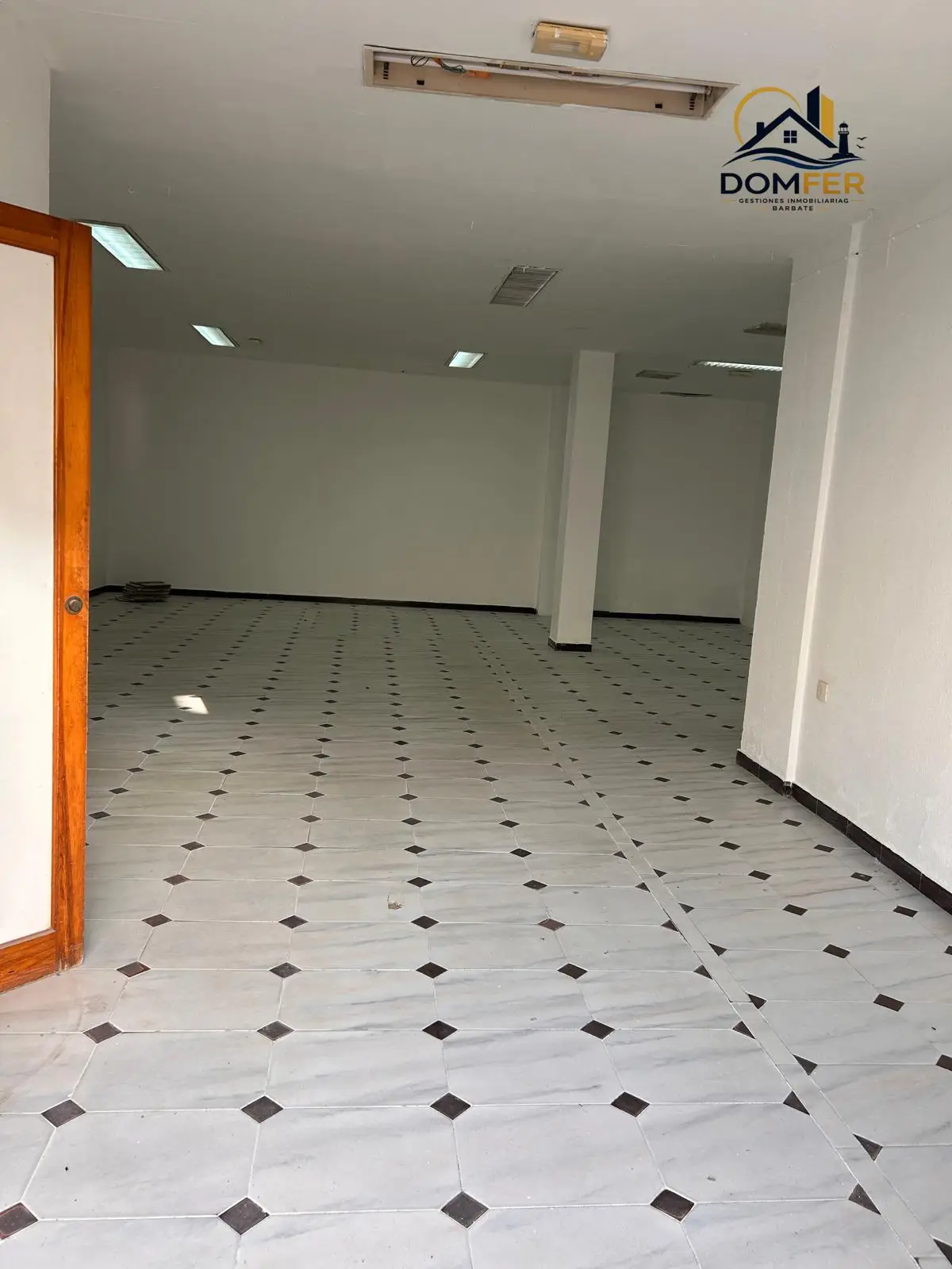 Local comercial de 90 m² en venta en Barbate – Listo con luz y agua