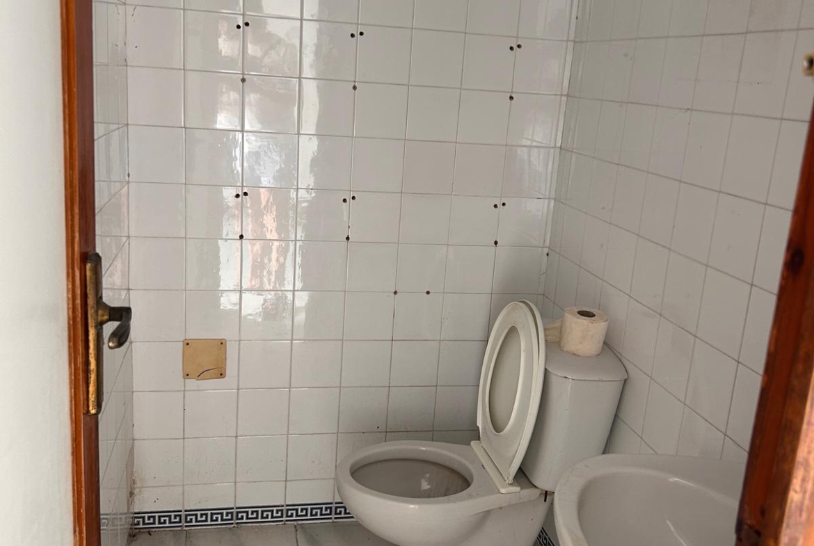 Local comercial de 90 m² en venta en Barbate – Listo con luz y agua