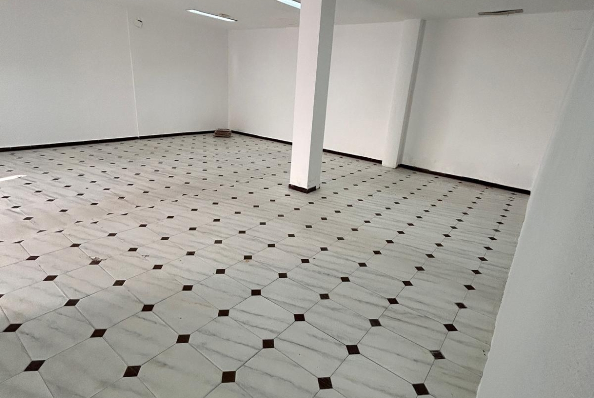 Local comercial de 90 m² en venta en Barbate – Listo con luz y agua