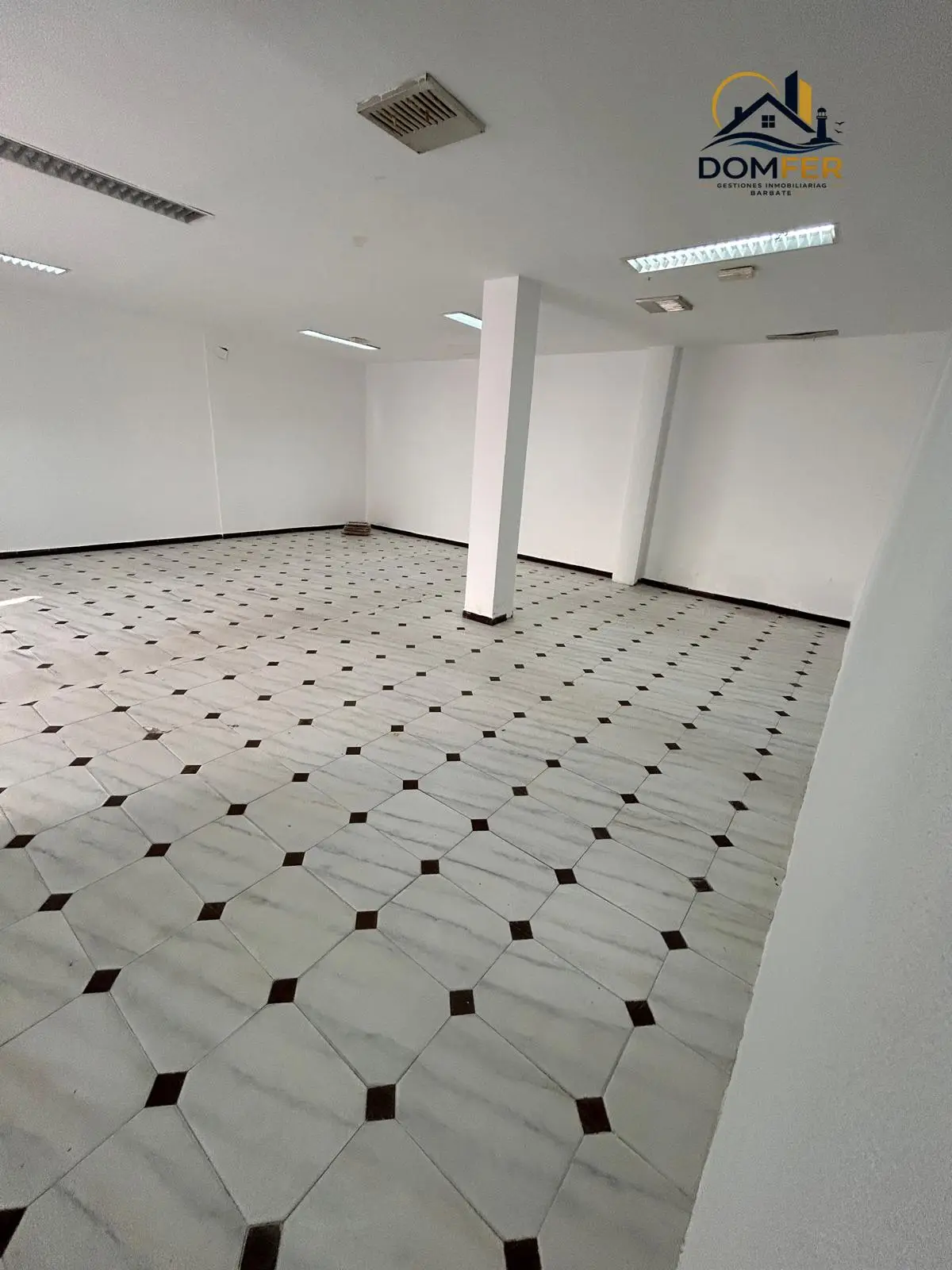 Local comercial de 90 m² en venta en Barbate – Listo con luz y agua