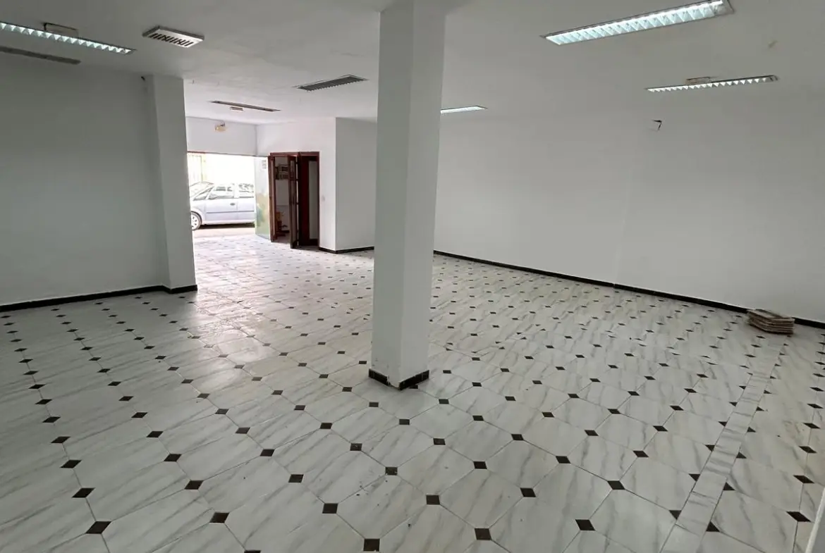 Local comercial de 90 m² en venta en Barbate – Listo con luz y agua