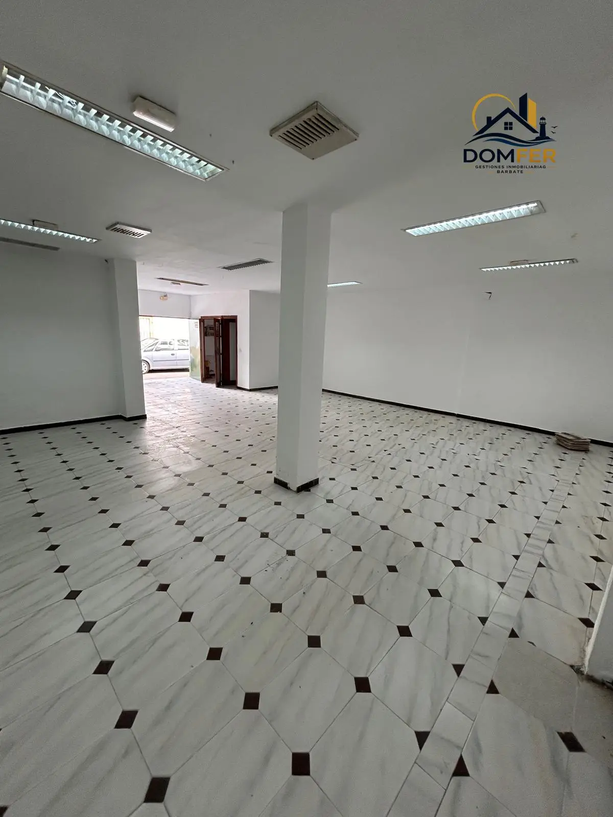 Local comercial de 90 m² en venta en Barbate – Listo con luz y agua