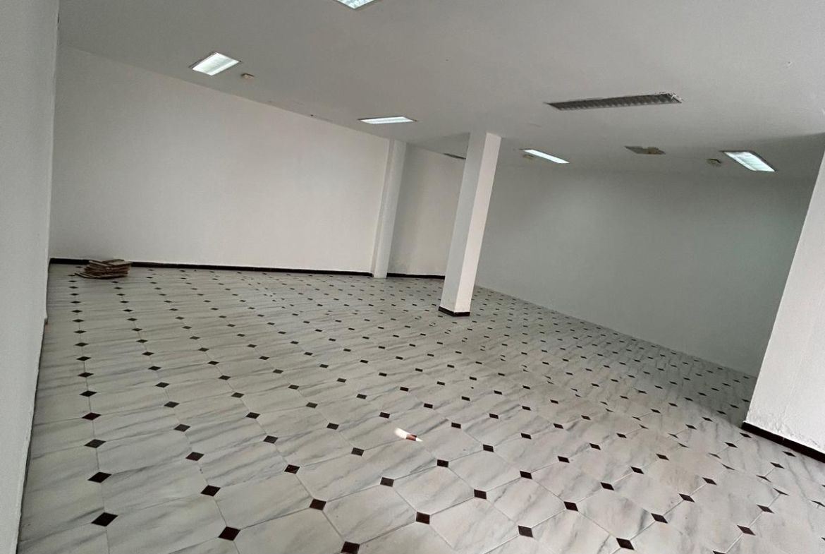 Local comercial de 90 m² en venta en Barbate – Listo con luz y agua