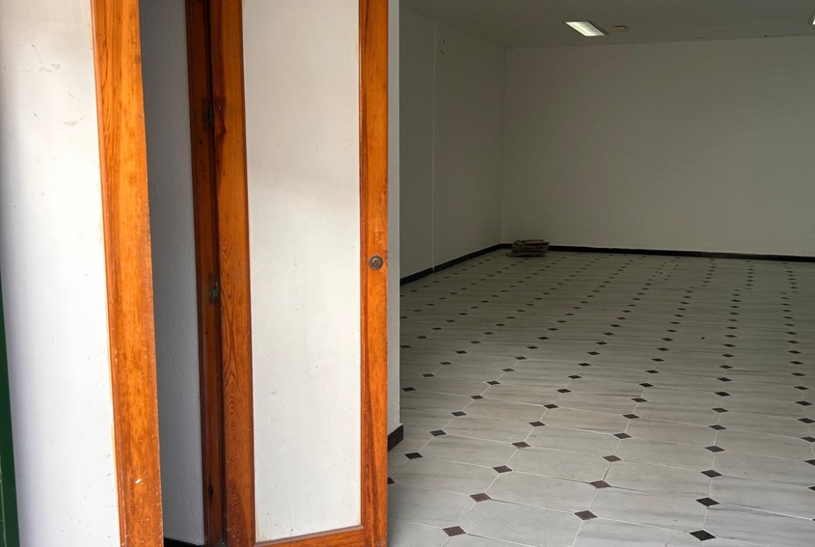 Local comercial de 90 m² en venta en Barbate – Listo con luz y agua