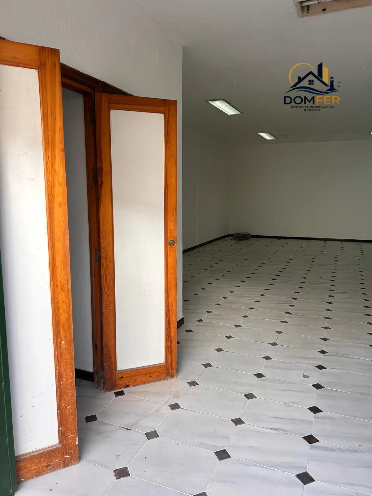 Local comercial de 90 m² en venta en Barbate – Listo con luz y agua