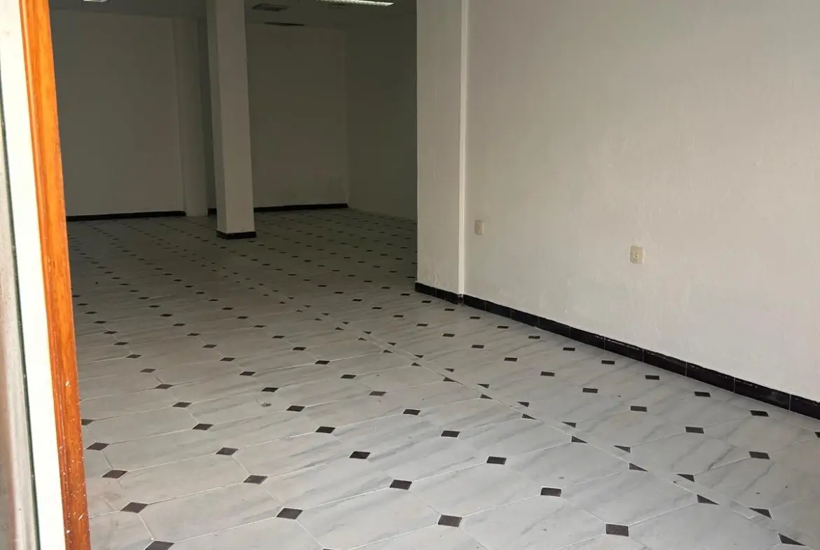 Local comercial de 90 m² en venta en Barbate – Listo con luz y agua