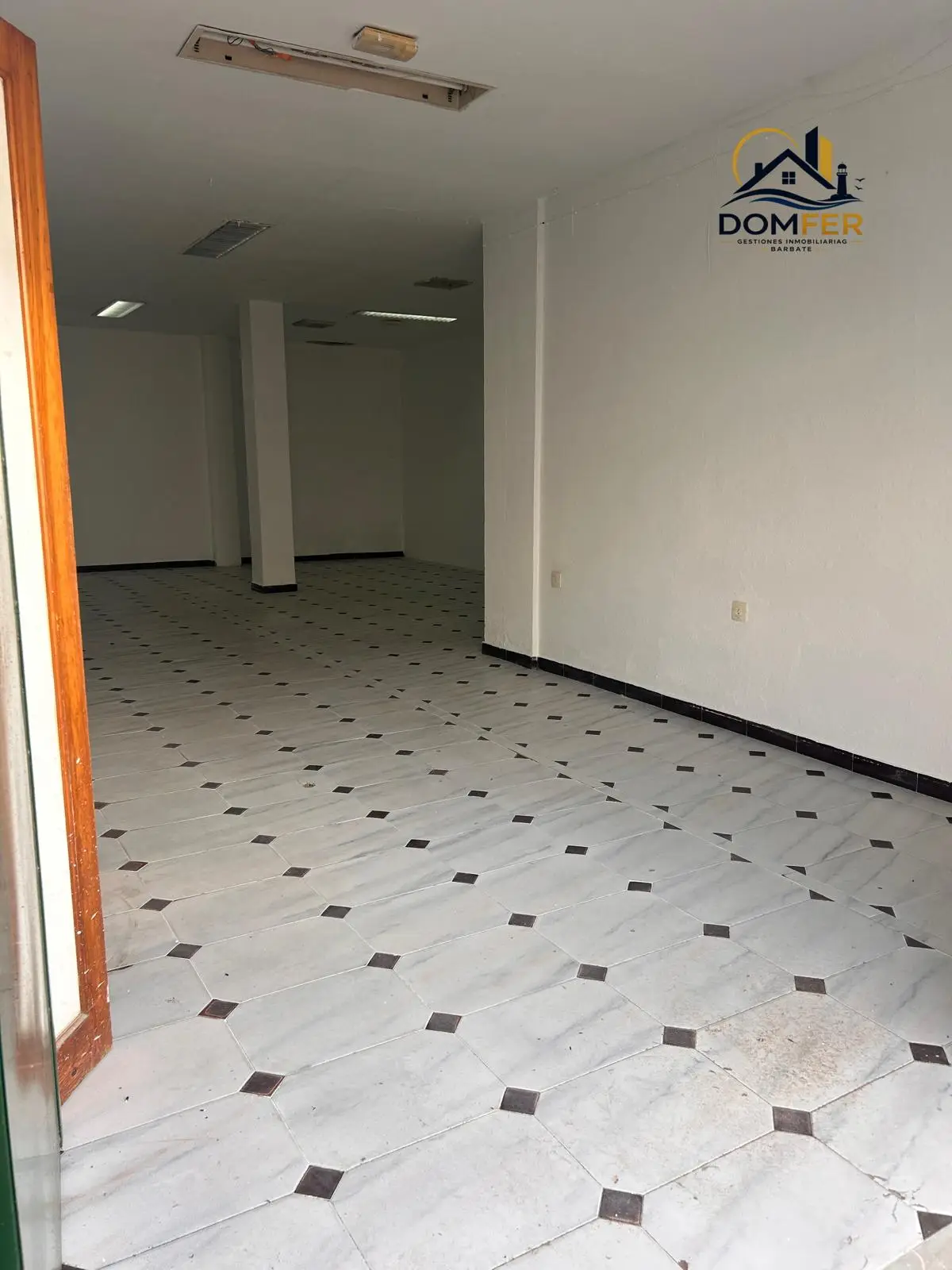 Local comercial de 90 m² en venta en Barbate – Listo con luz y agua