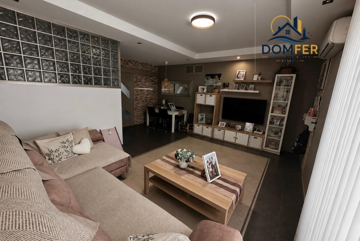 Gran Casa Unifamiliar de 4 Dormitorios con Terraza, Barbacoa y Patio en Barbate