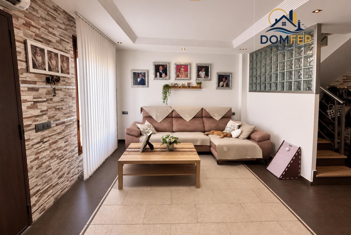 Gran Casa Unifamiliar de 4 Dormitorios con Terraza, Barbacoa y Patio en Barbate