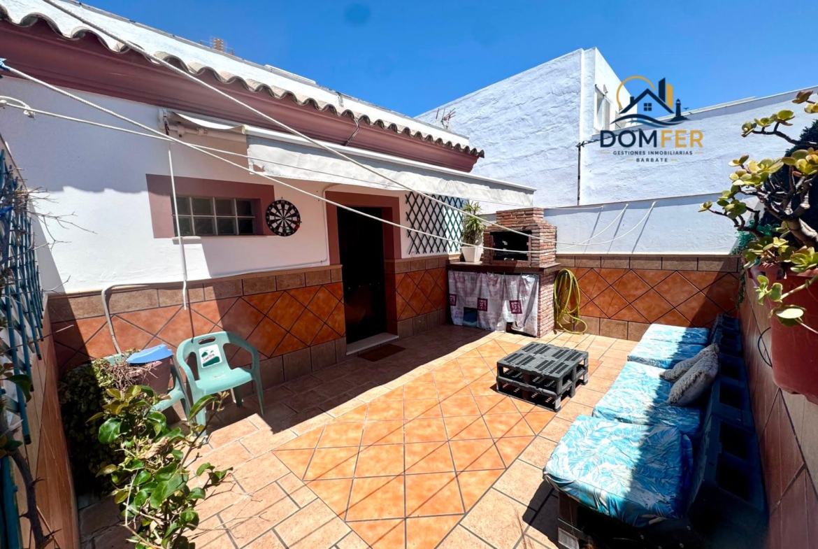 Gran Casa Unifamiliar de 4 Dormitorios con Terraza, Barbacoa y Patio en Barbate
