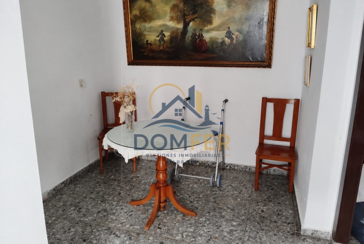 Casa de 3 Dormitorios con Buhardilla y Terraza Privada en el Centro de Barbate