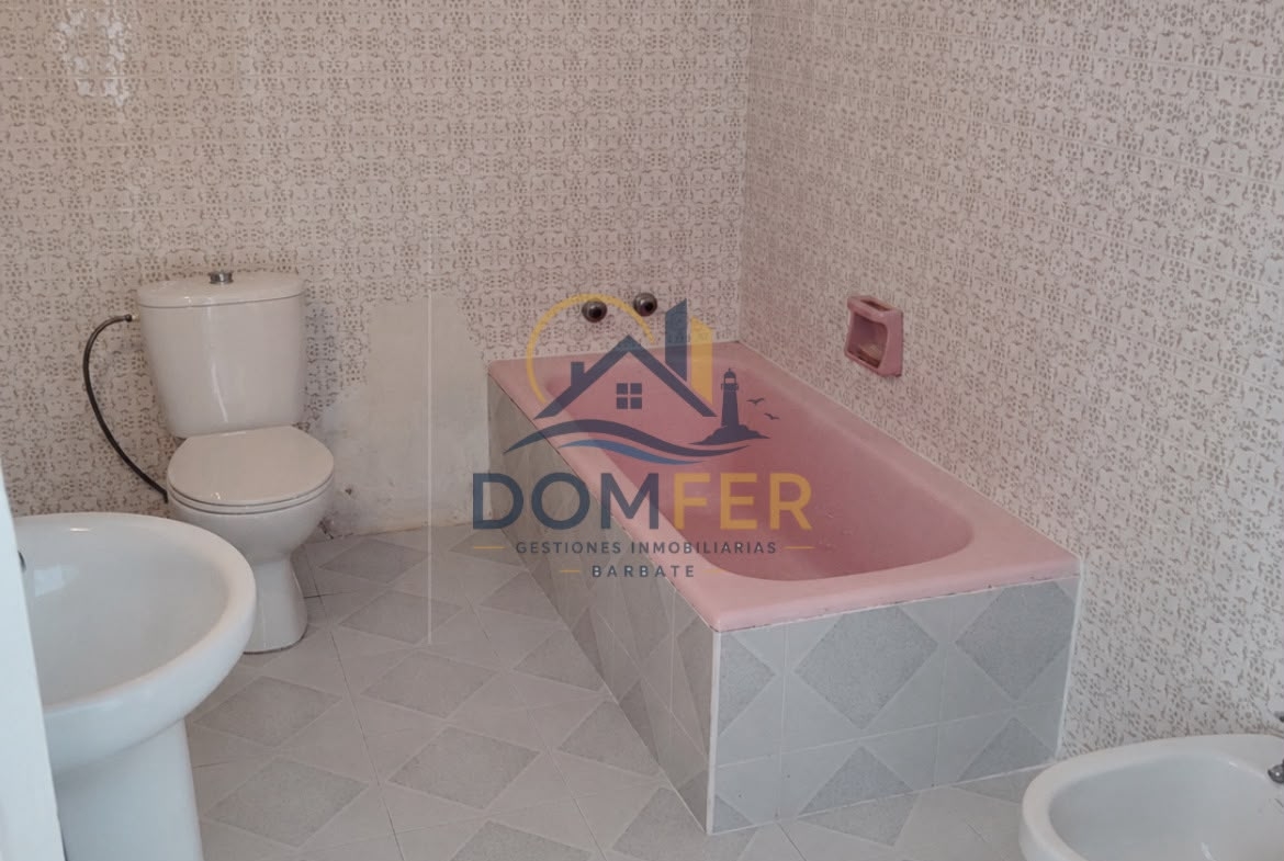Casa de 3 Dormitorios con Buhardilla y Terraza Privada en el Centro de Barbate
