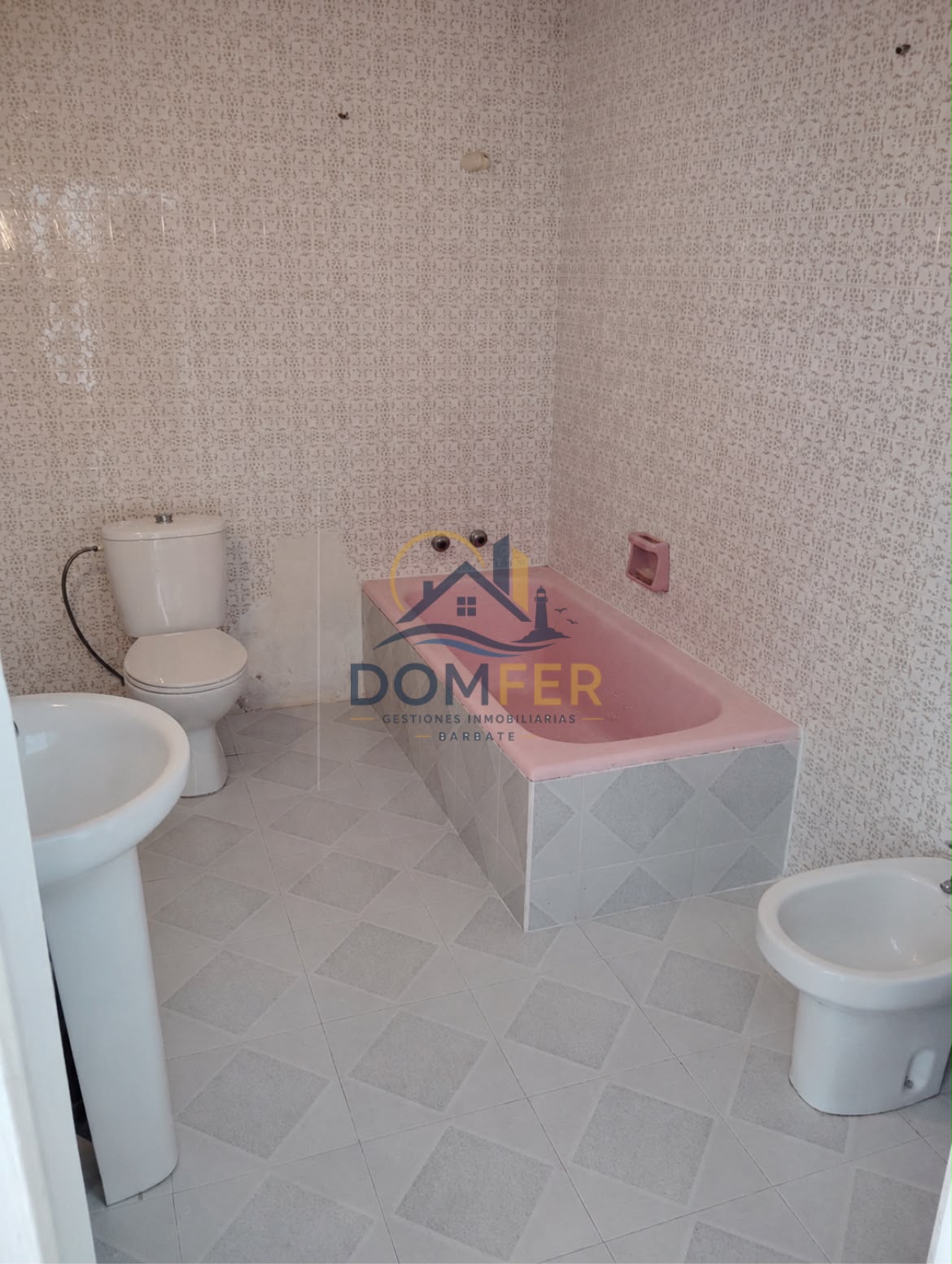 Casa de 3 Dormitorios con Buhardilla y Terraza Privada en el Centro de Barbate