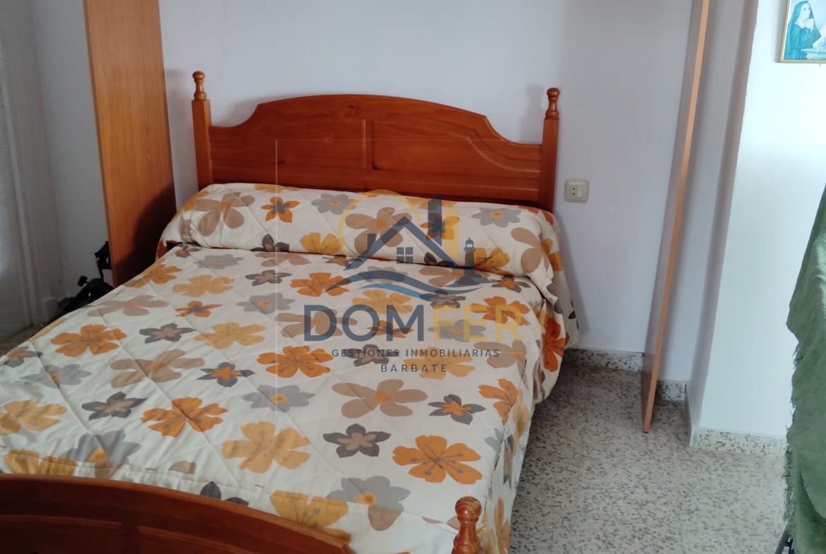 Casa de 3 Dormitorios con Buhardilla y Terraza Privada en el Centro de Barbate