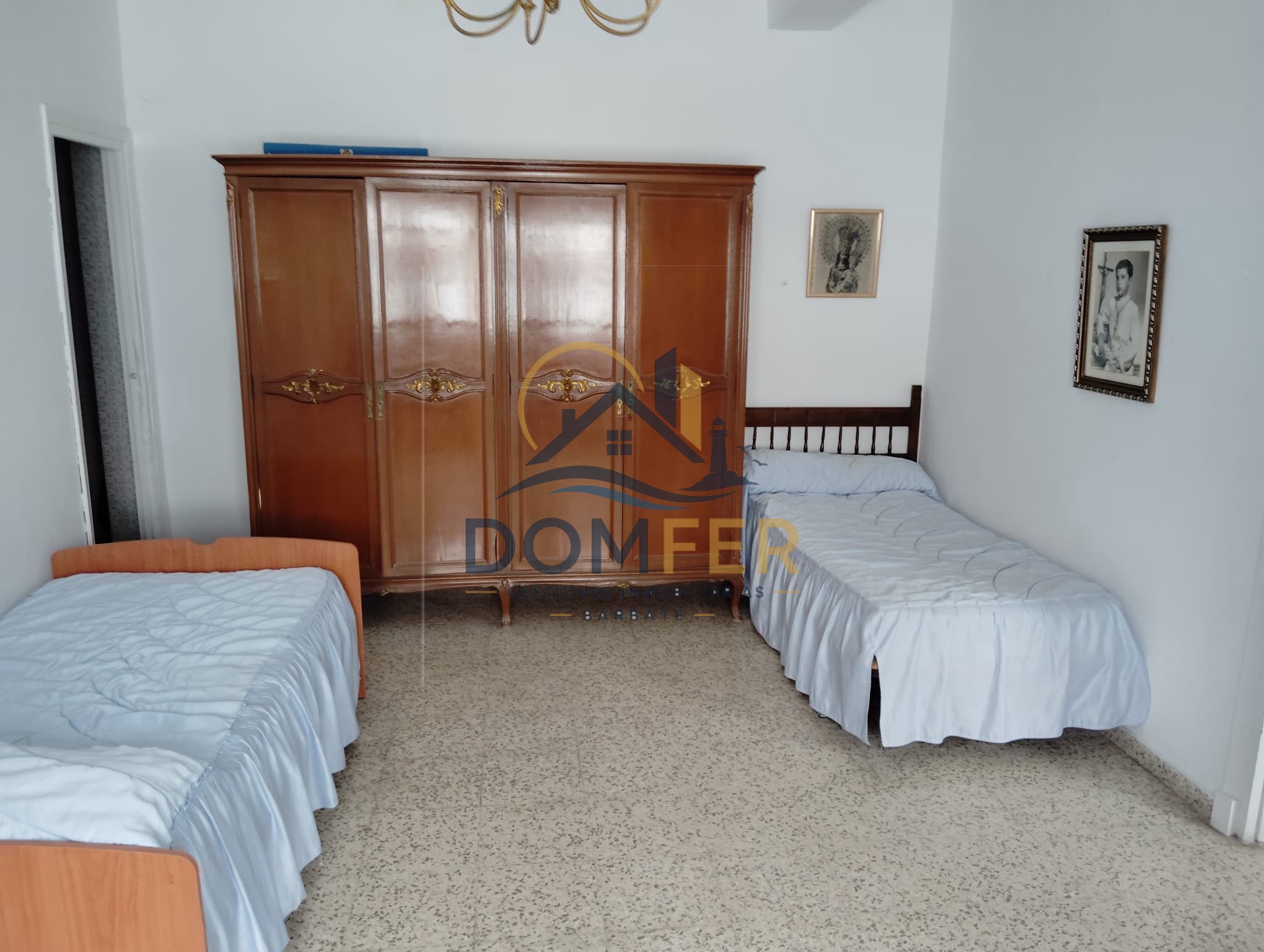 Casa de 3 Dormitorios con Buhardilla y Terraza Privada en el Centro de Barbate