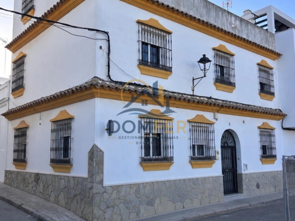 Casa unifamiliar con patio y azotea en la mejor zona de Barbate