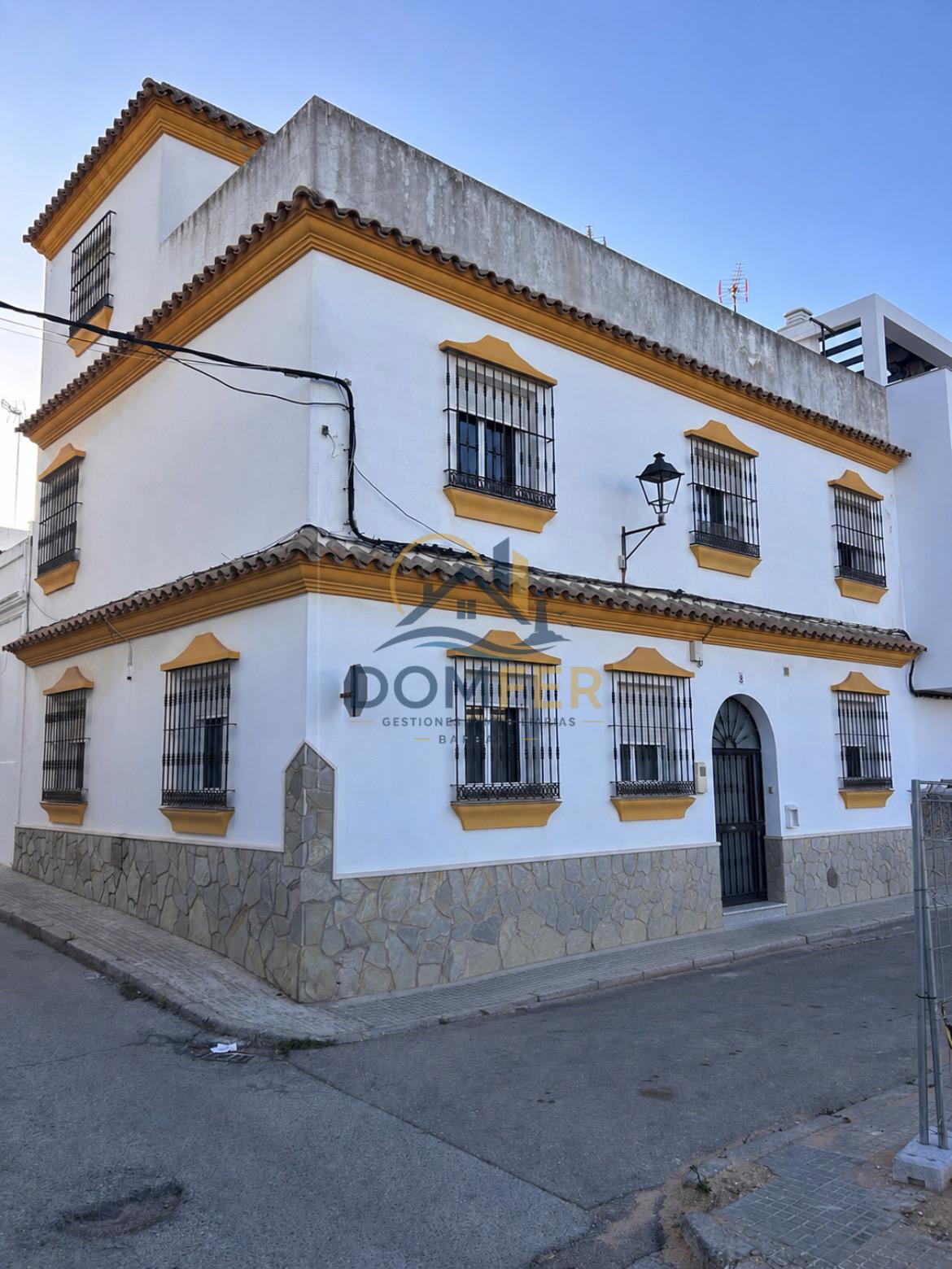 Piso Entrada Barbate 1 Casa unifamiliar con patio y azotea en la mejor zona de Barbate