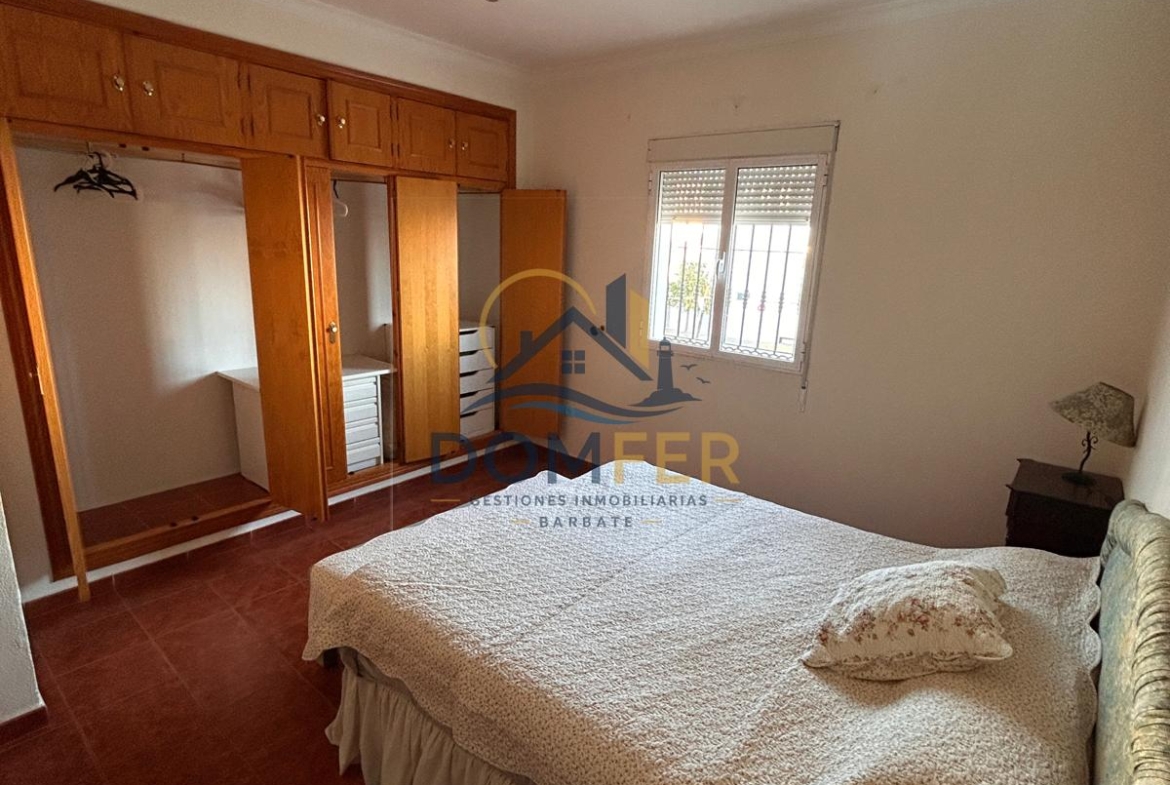 Casa unifamiliar con patio y azotea en la mejor zona de Barbate
