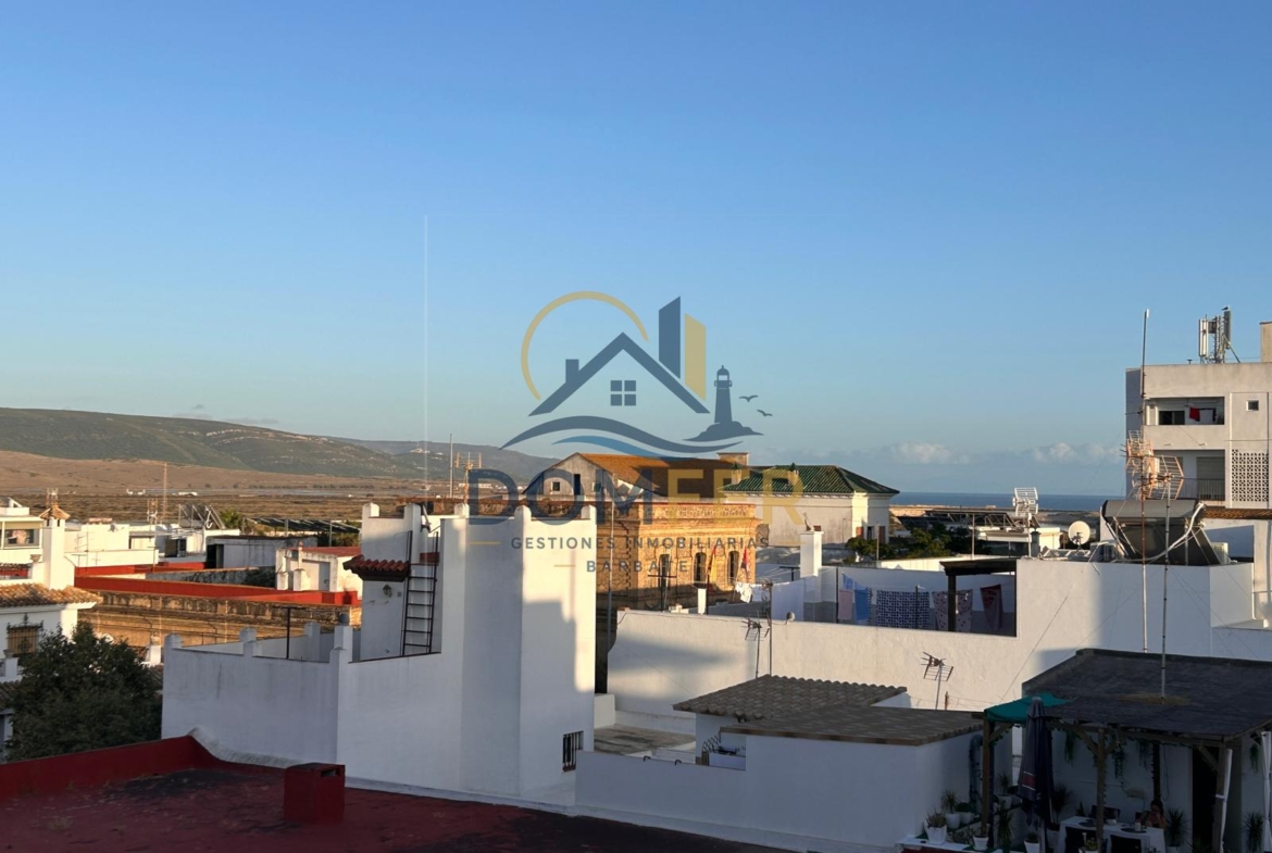 Casa unifamiliar con patio y azotea en la mejor zona de Barbate