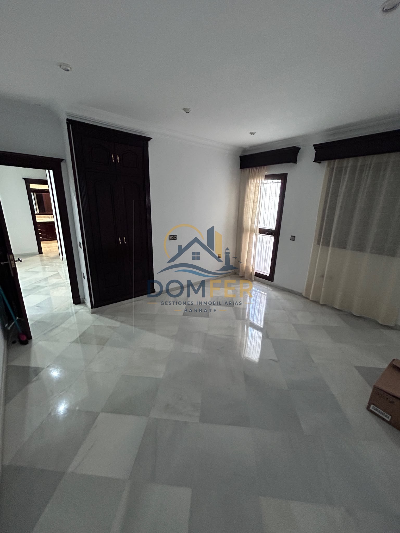 Casa amplia y exclusiva en venta con terraza, chimenea y castillete