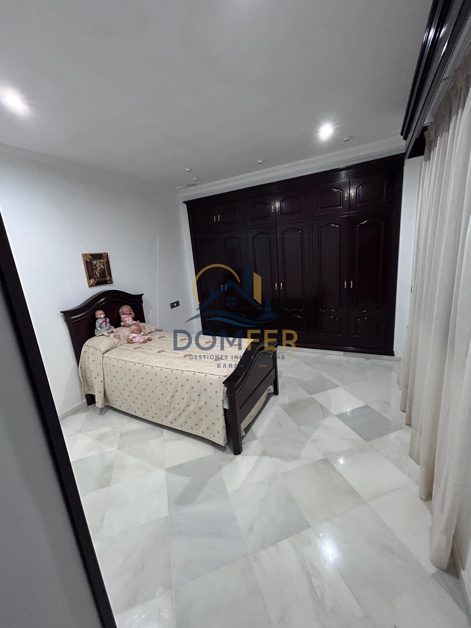 Casa amplia y exclusiva en venta con terraza, chimenea y castillete