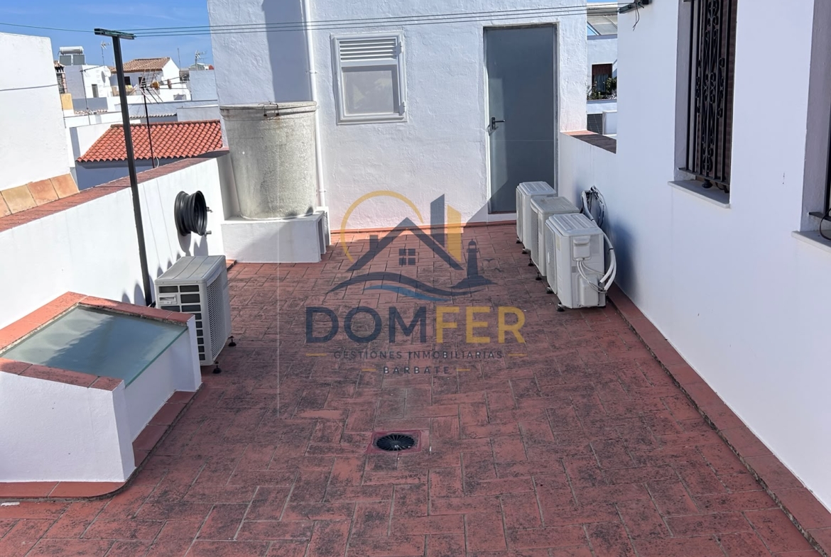 Casa amplia y exclusiva en venta con terraza, chimenea y castillete