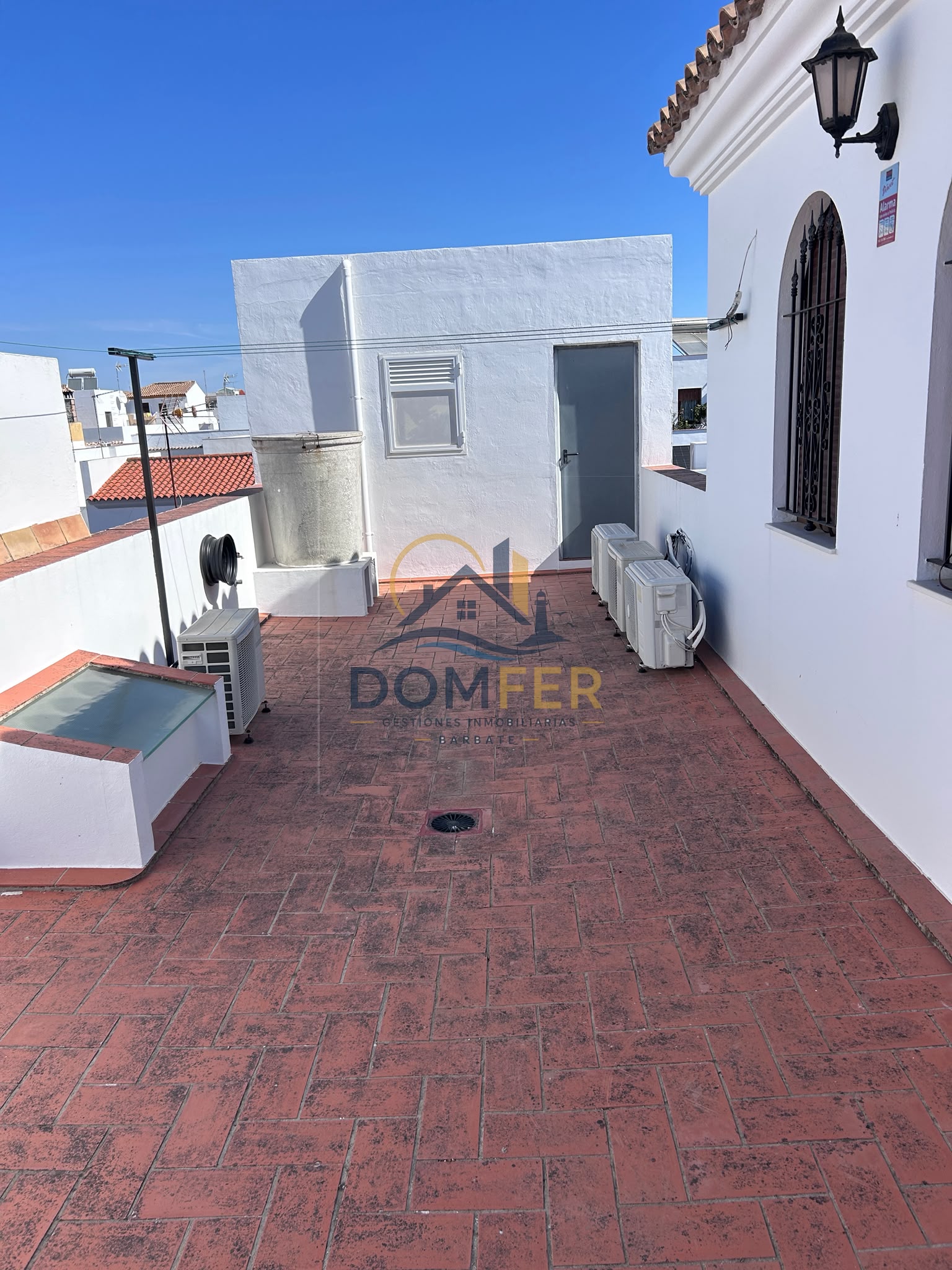 Casa amplia y exclusiva en venta con terraza, chimenea y castillete