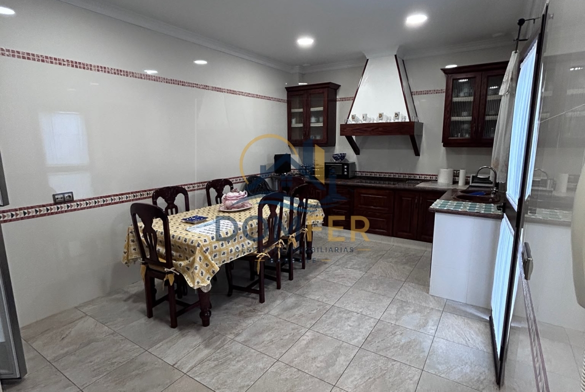 Casa amplia y exclusiva en venta con terraza, chimenea y castillete