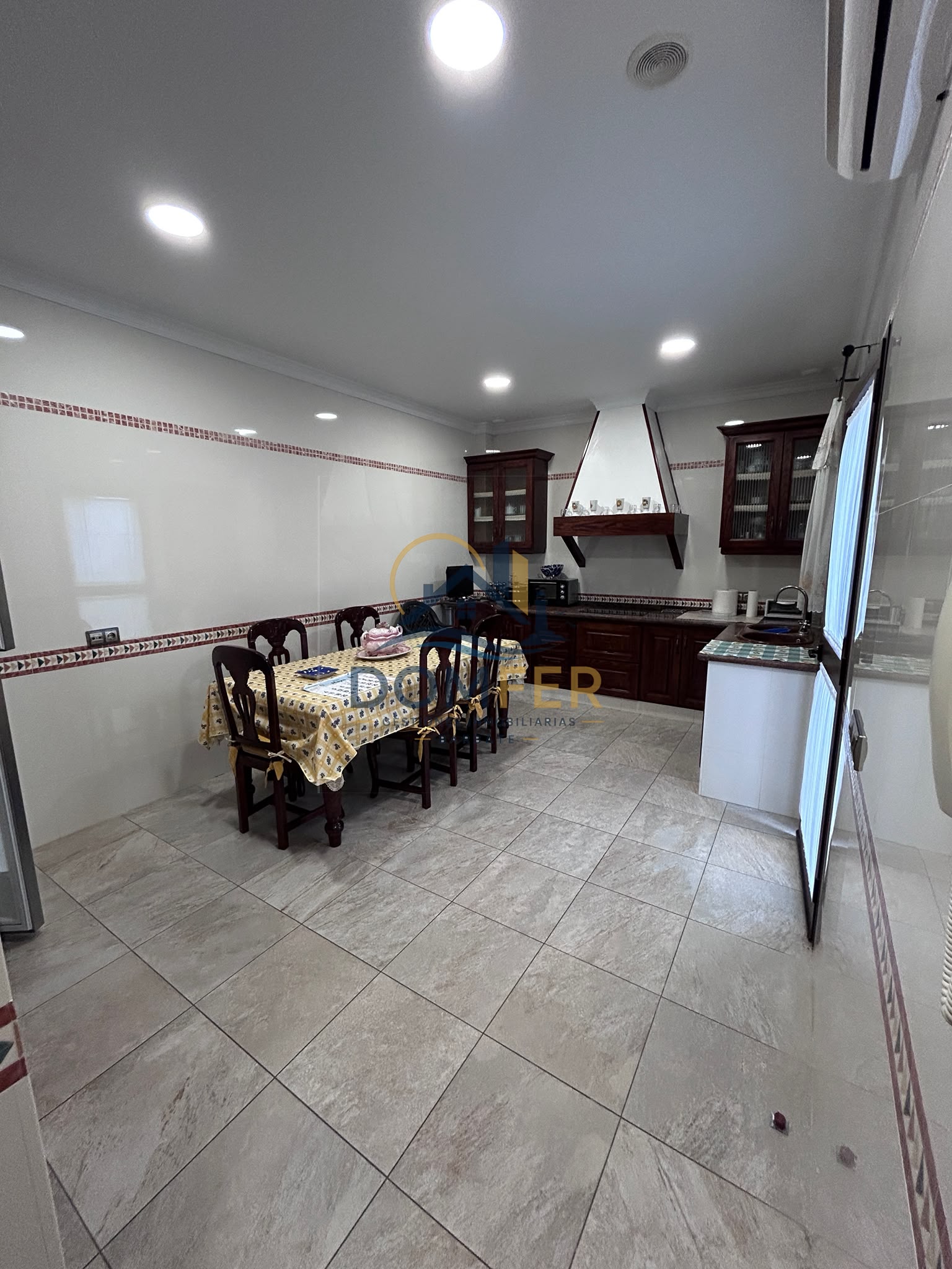 Casa amplia y exclusiva en venta con terraza, chimenea y castillete