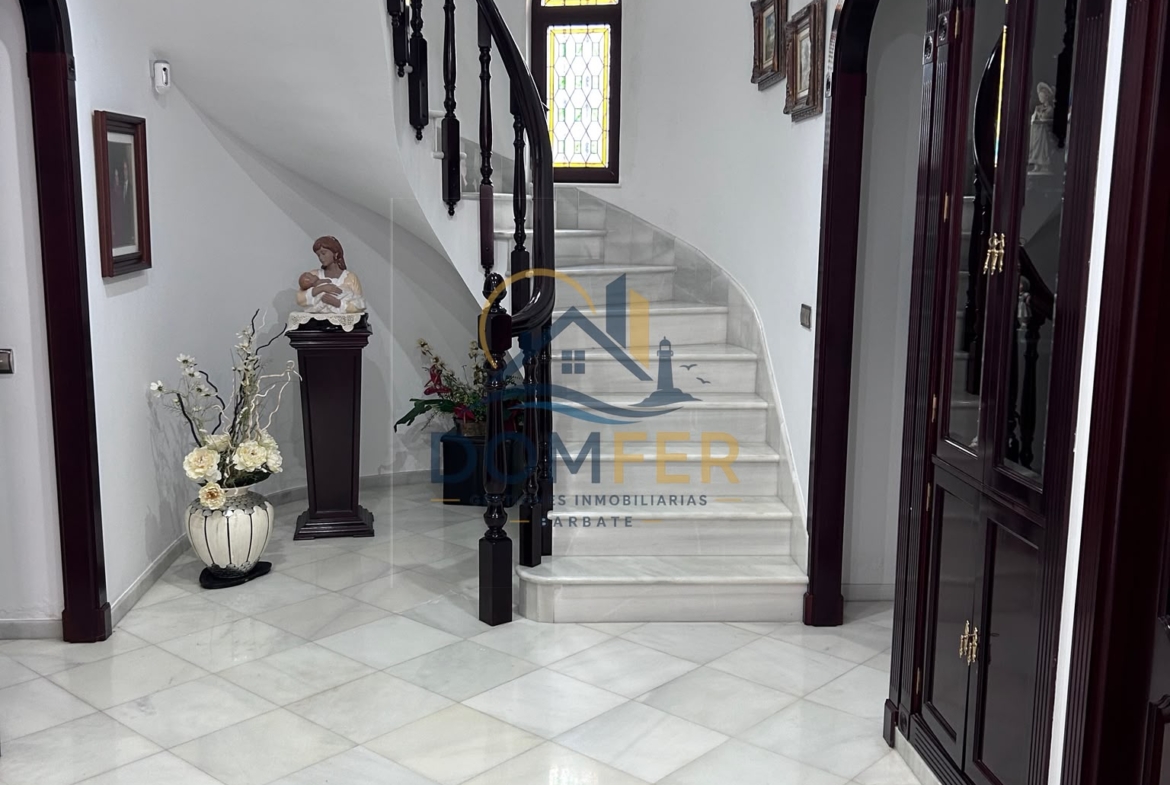 Casa amplia y exclusiva en venta con terraza, chimenea y castillete