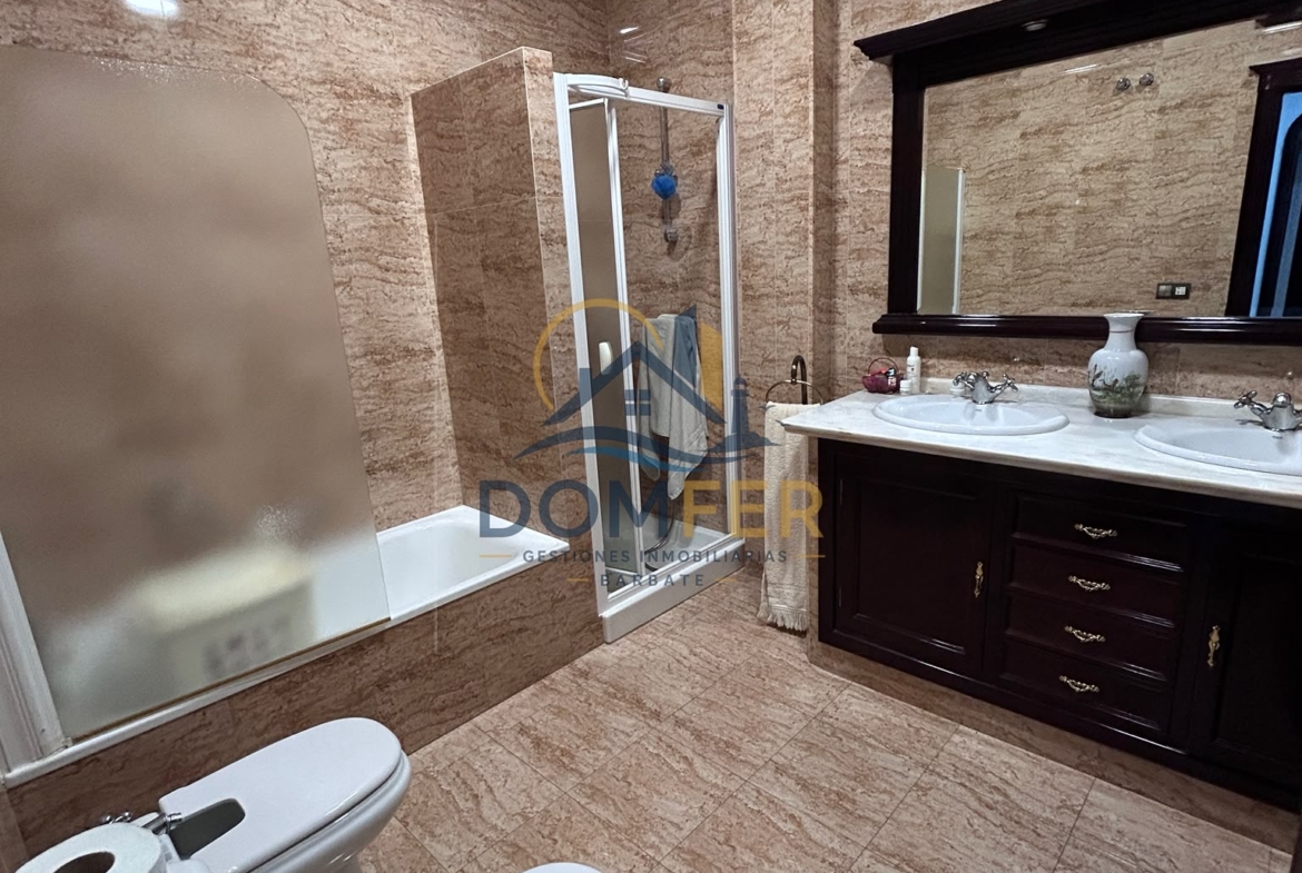Casa amplia y exclusiva en venta con terraza, chimenea y castillete