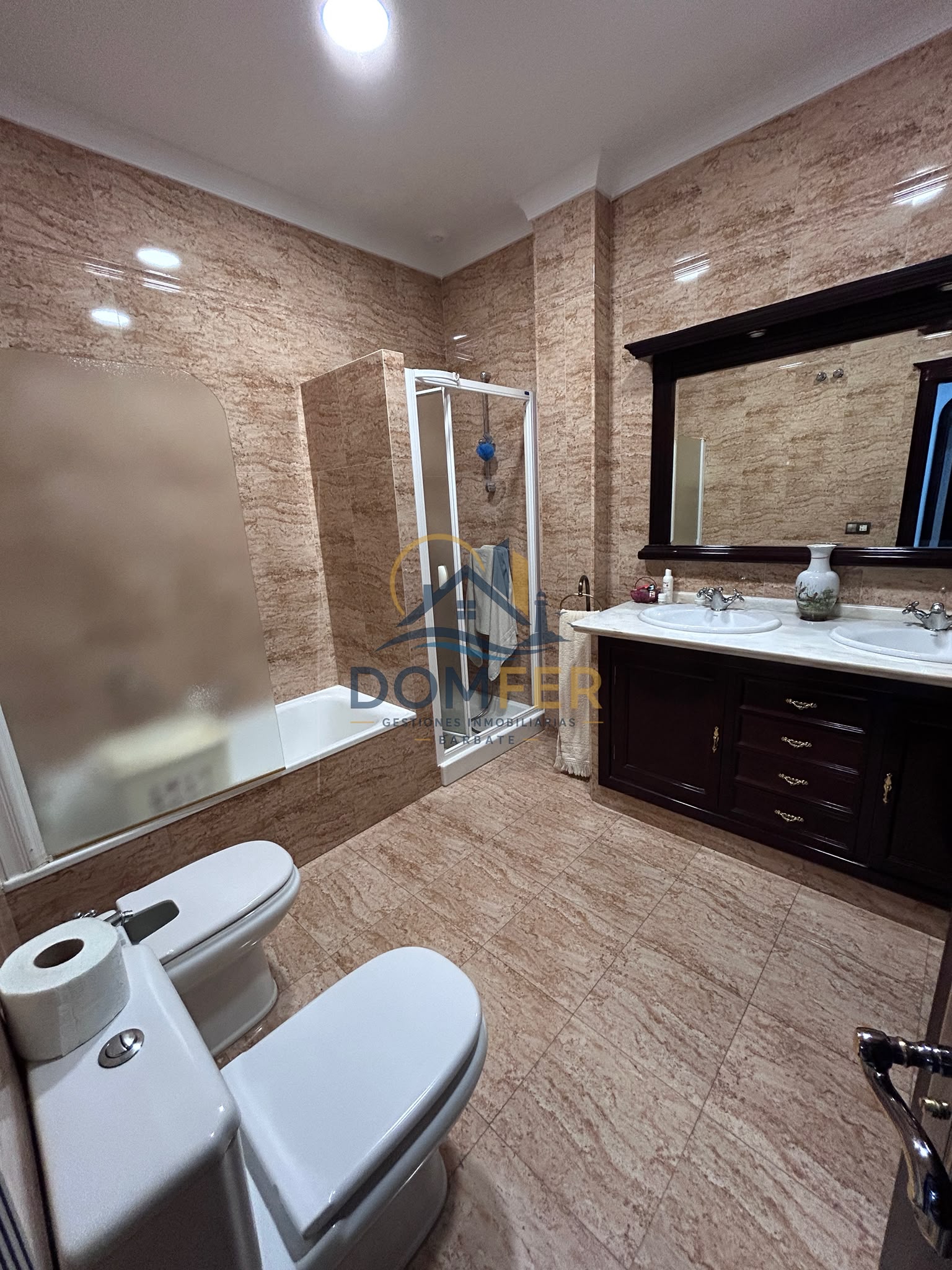 Casa amplia y exclusiva en venta con terraza, chimenea y castillete