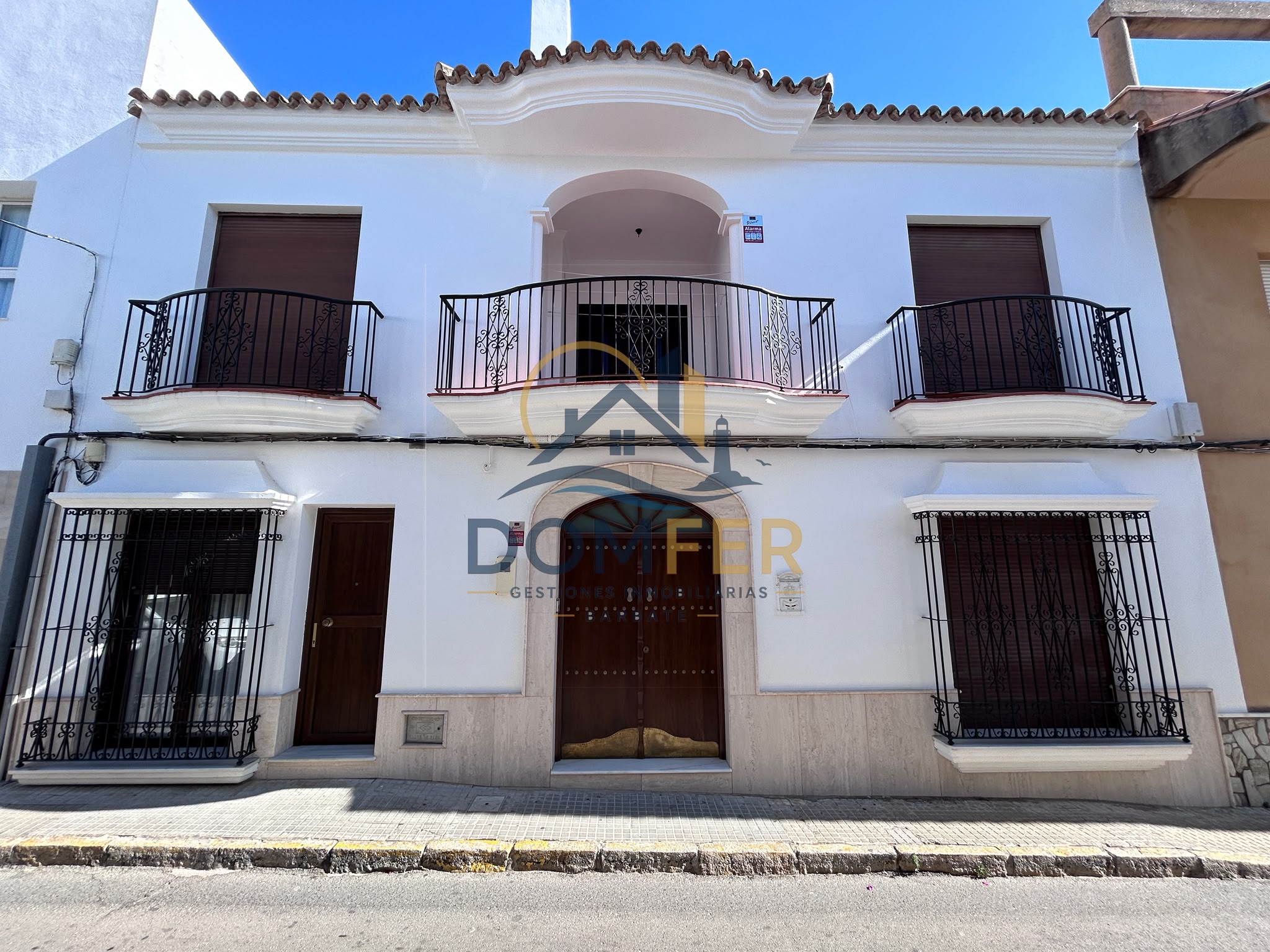 Casa amplia y exclusiva en venta con terraza, chimenea y castillete