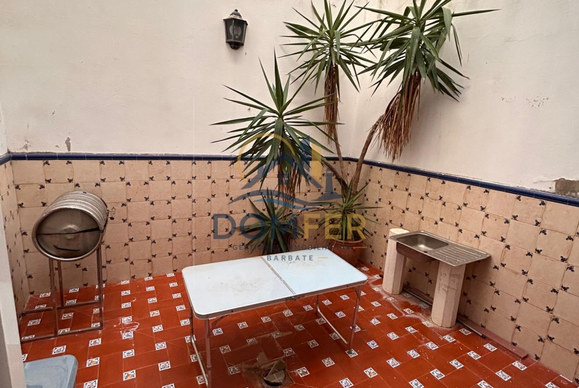 Casa unifamiliar con patio y azotea en la mejor zona de Barbate